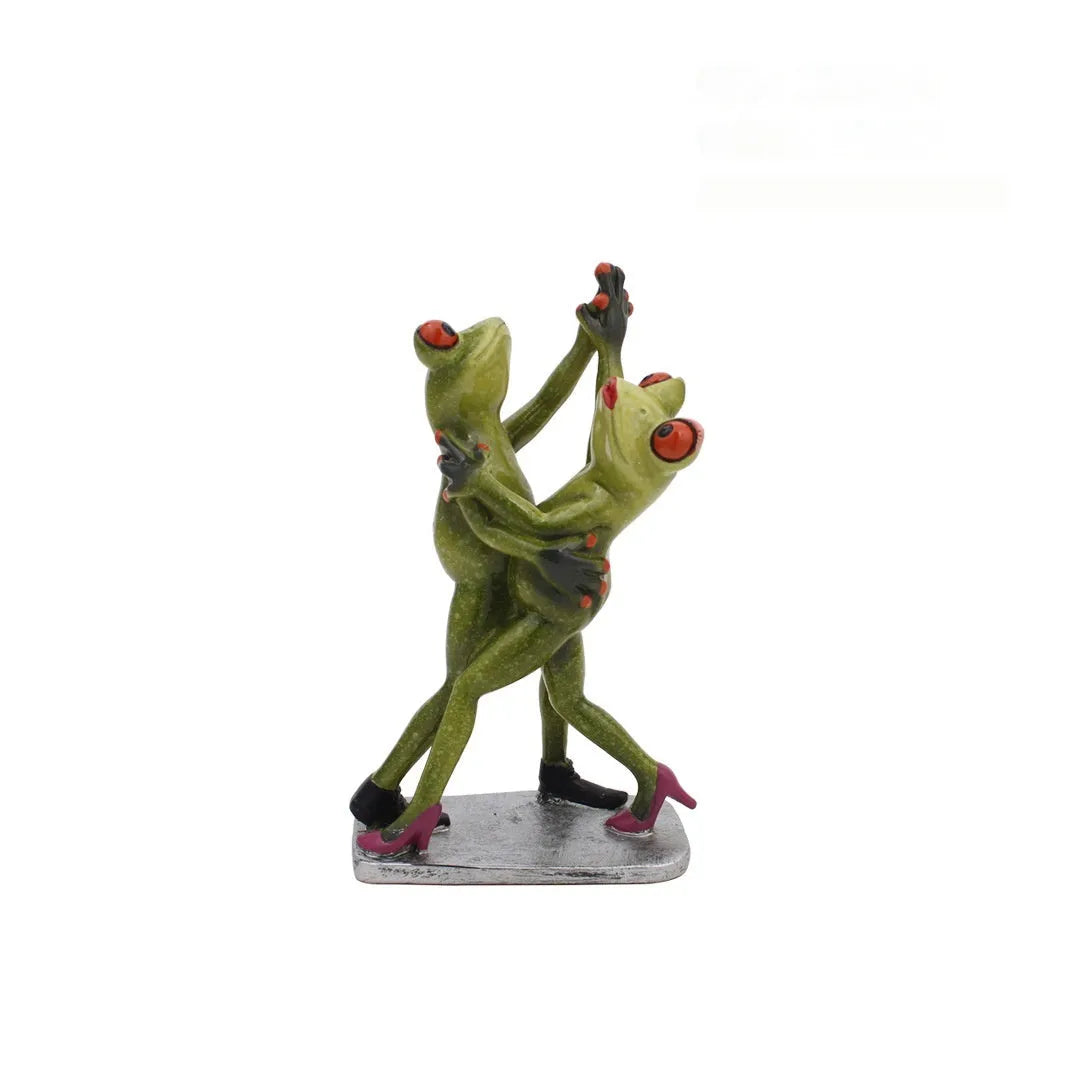 Realistic resin frog decorative ornament for home and garden display in pastoral style