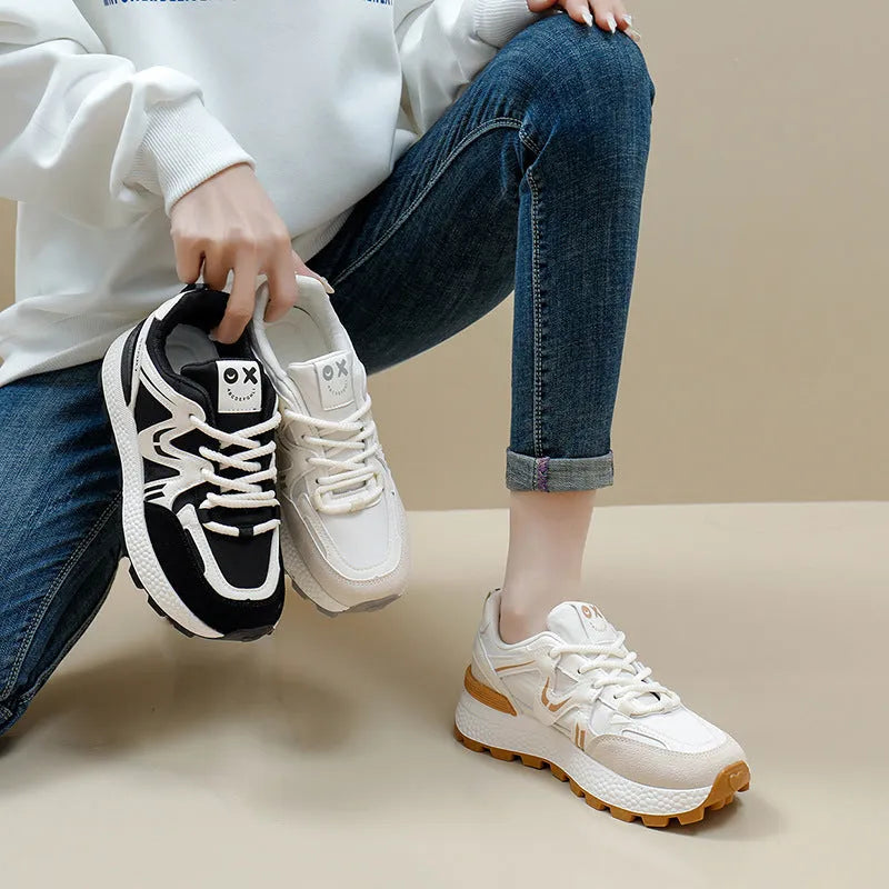 Women's black platform sports casual shoes with lace-up front and round toe.