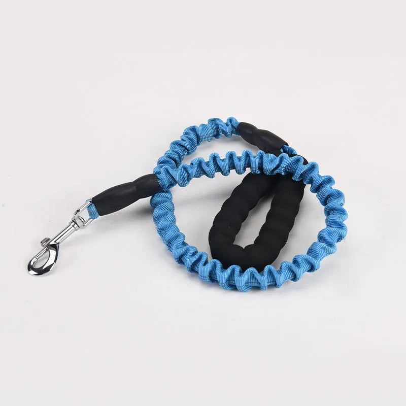 High elastic retractable dog leash in black, 95 to 135cm, with neoprene foam handle and zinc alloy hardware