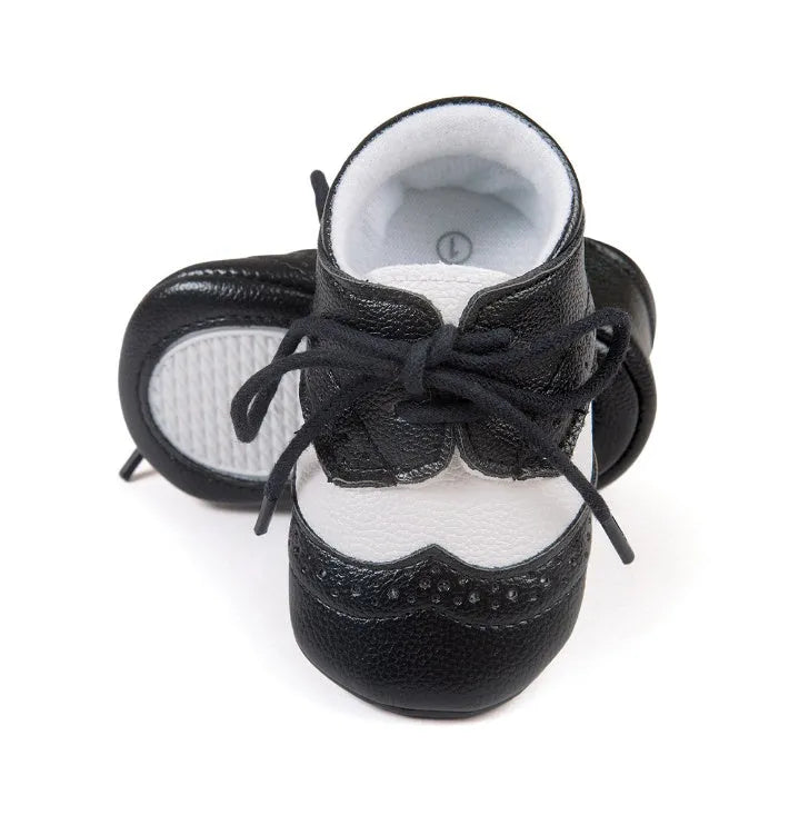 Vintage style baby boys soft sole walking shoes in synthetic leather.