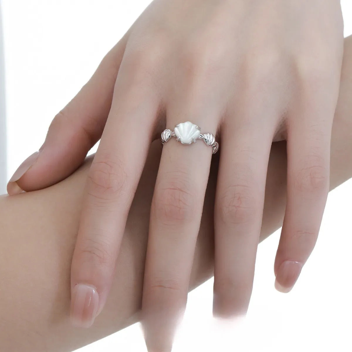 Women's adjustable silver ring with shell decoration and tiger eye stone in white gold finish