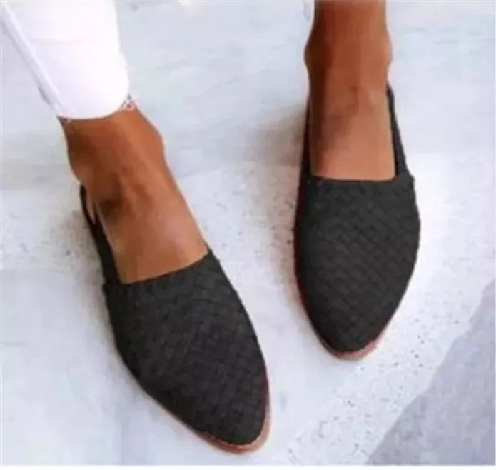 Baotou flat sandals with pointed toes and buckle fastening in various colours