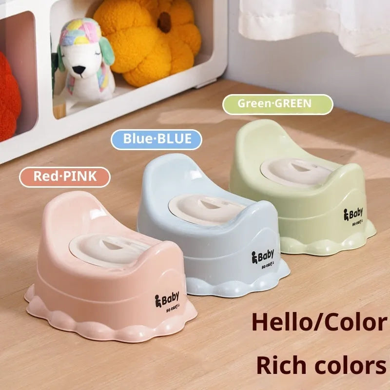 Children's small portable thickened toilet in green with lid, made of PP plastic, front view