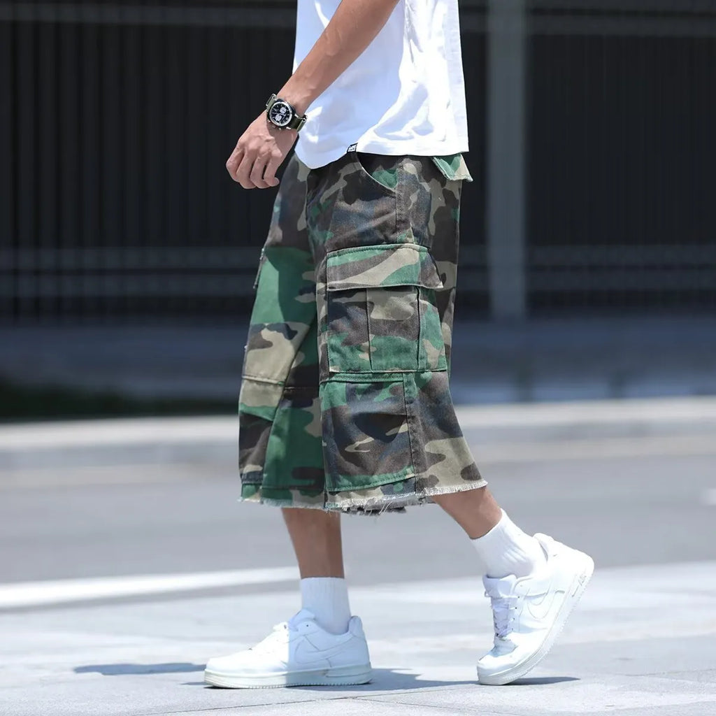 Retro American style camouflage workwear shorts in loose fit cropped design