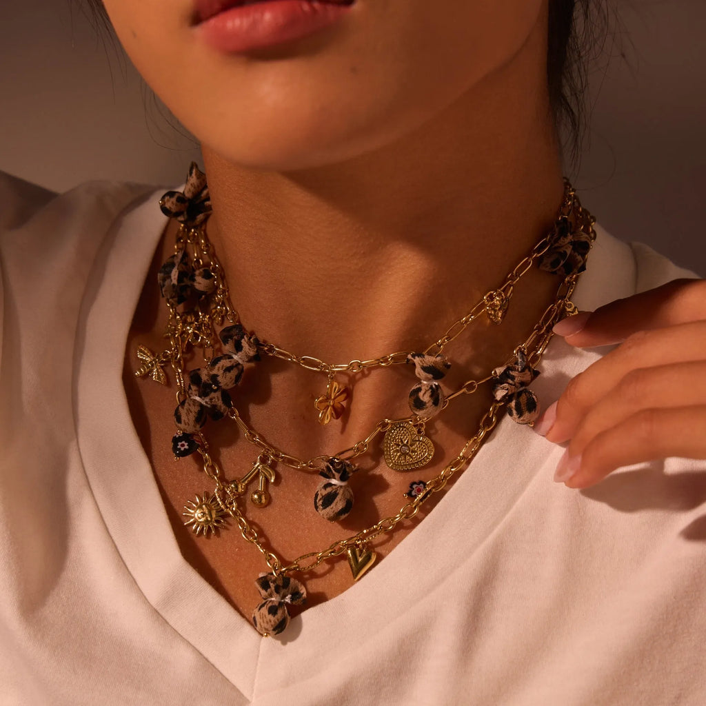 Women's stainless steel necklace with leopard pendant, heart and flower details, adjustable 41-50cm length