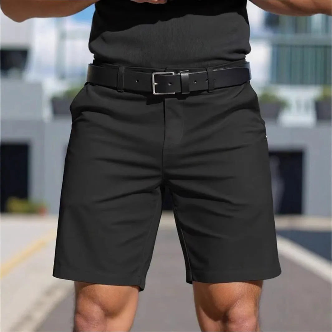 Men's solid colour fifth pants shorts with straight leg design in polyester fabric