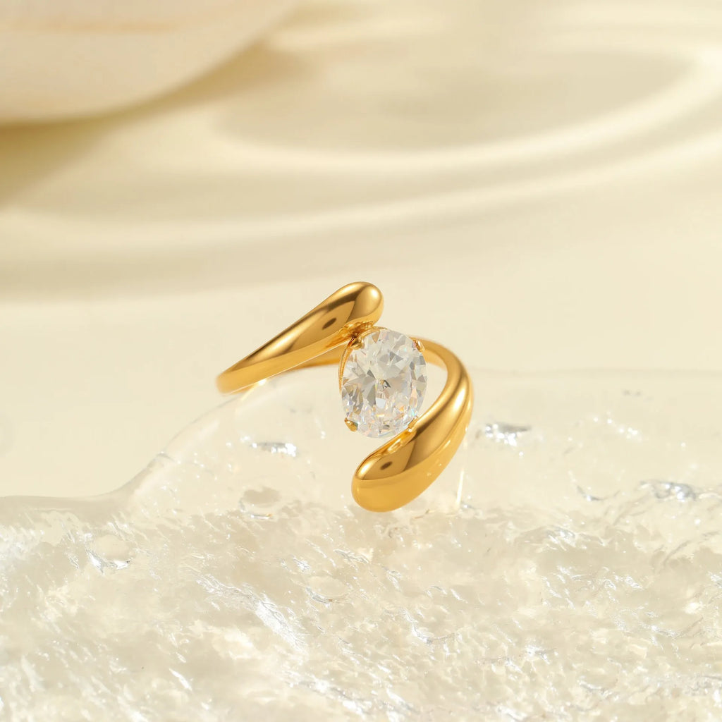 Geometric open mouth stainless steel zircon ring in a free size on a hand.