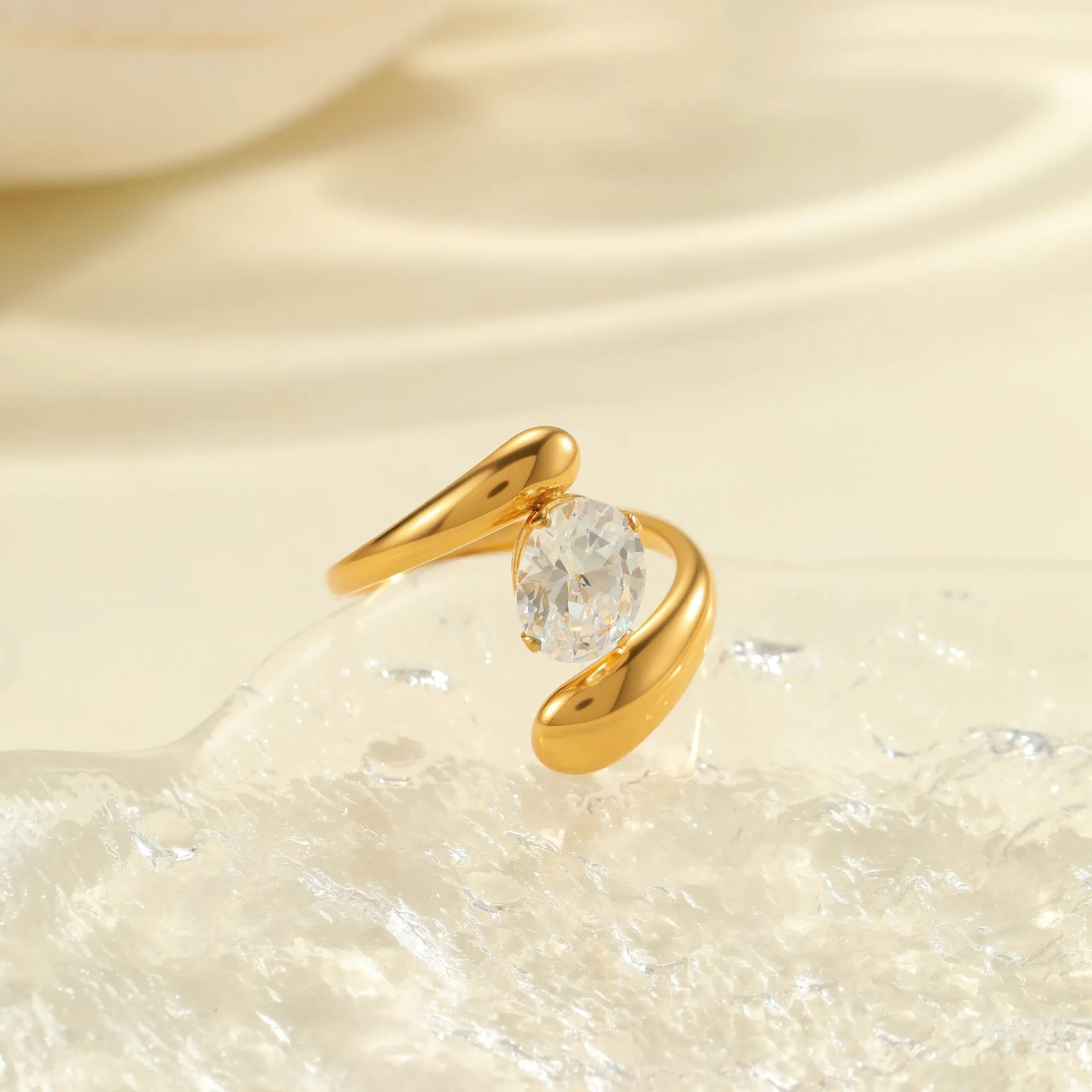 Geometric open mouth stainless steel zircon ring in a free size on a hand.