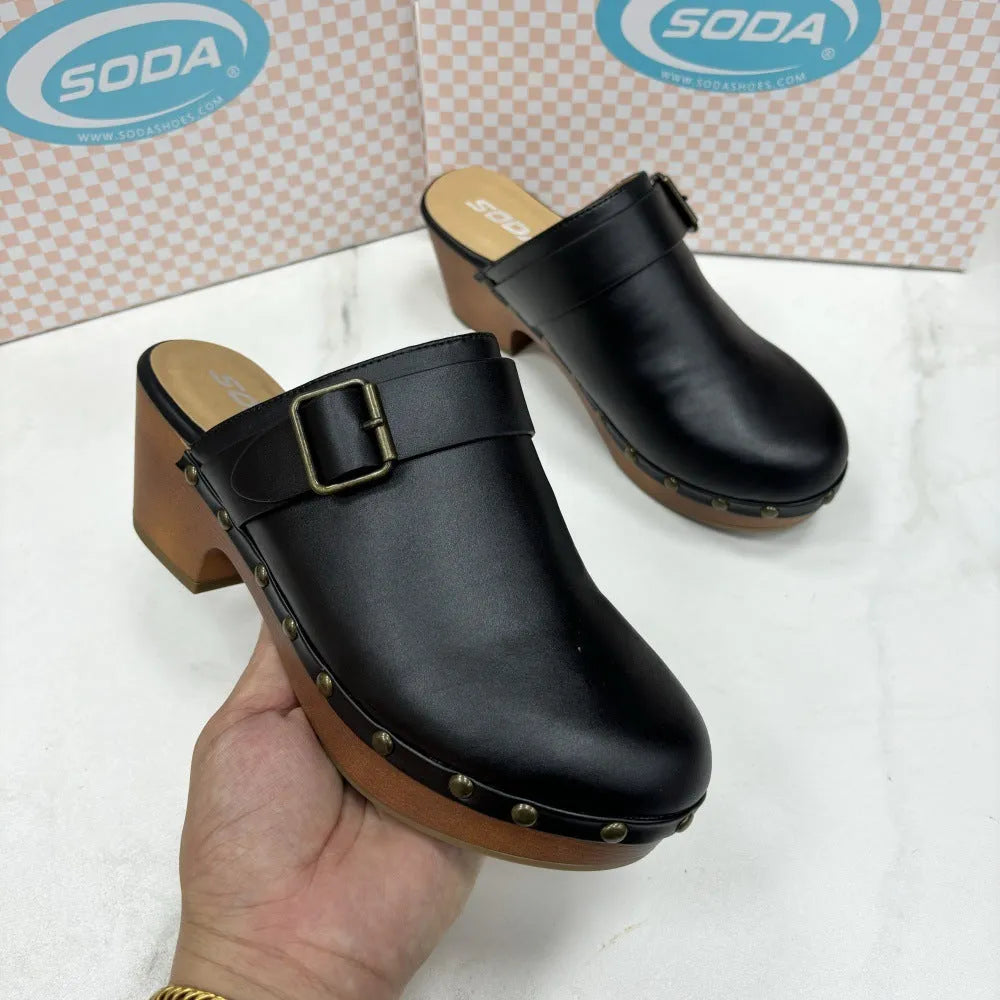 Retro chunky heel slippers with closed toe design and rivet decoration in black colour