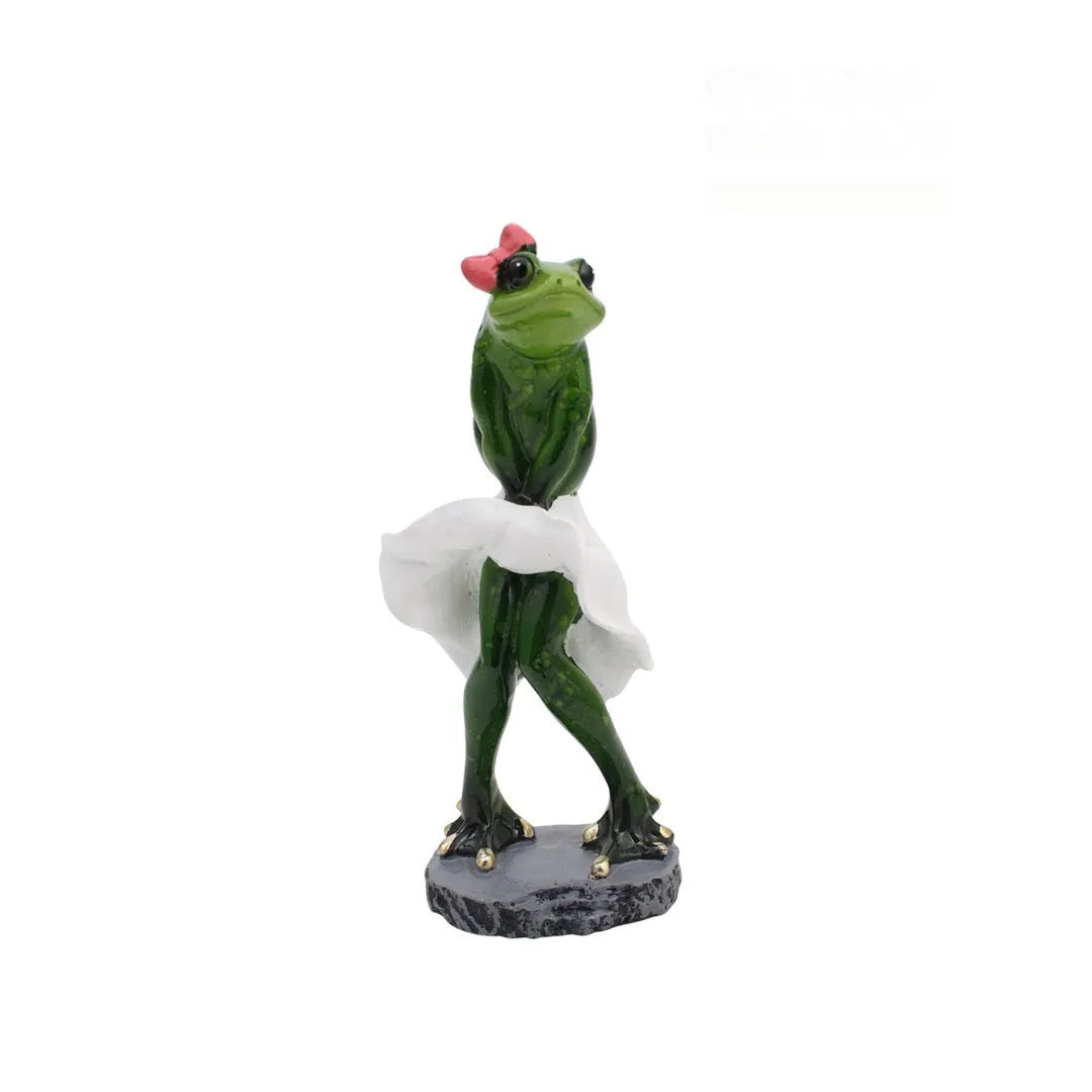 Realistic resin frog decorative ornament for home and garden display in pastoral style