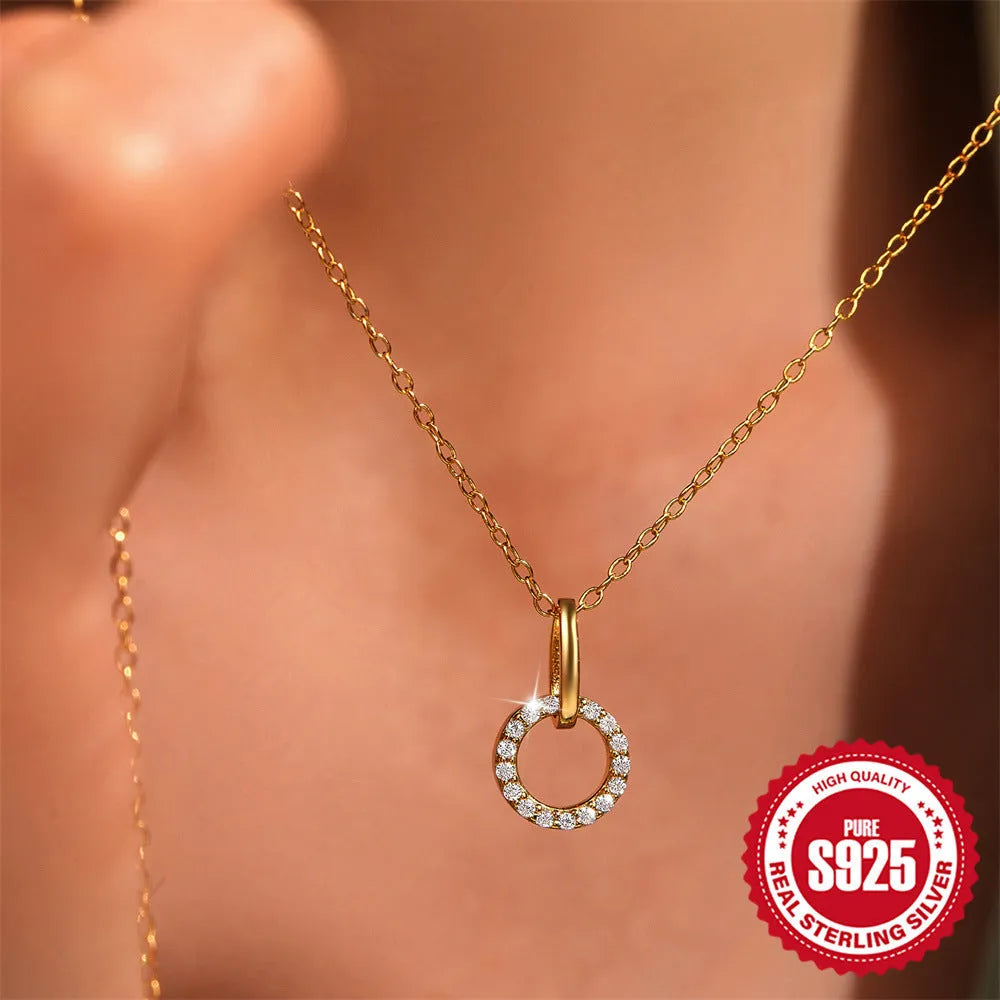 Gold-coloured S925 sterling silver women's clavicle chain with interlocking geometric pattern and zircon details.