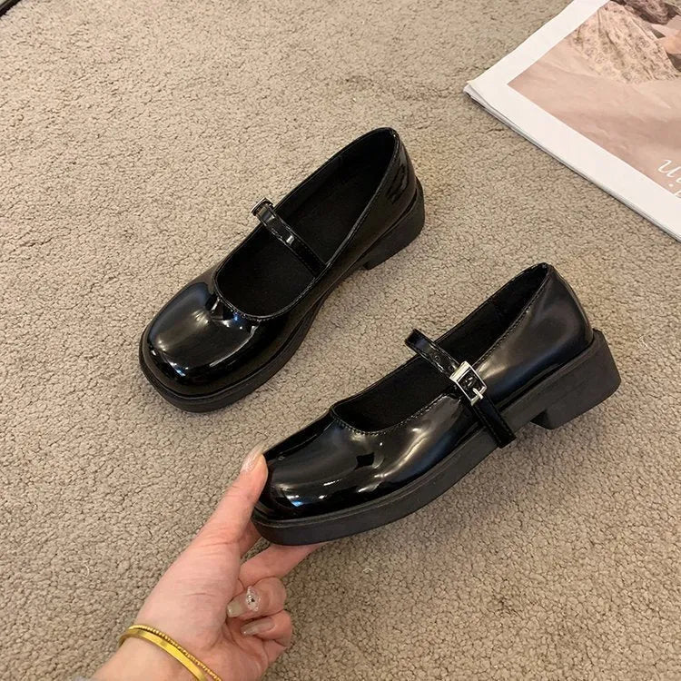Solid colour women's French vintage leather shoes with flat heel and round toe in red, matte black, or greyish black.