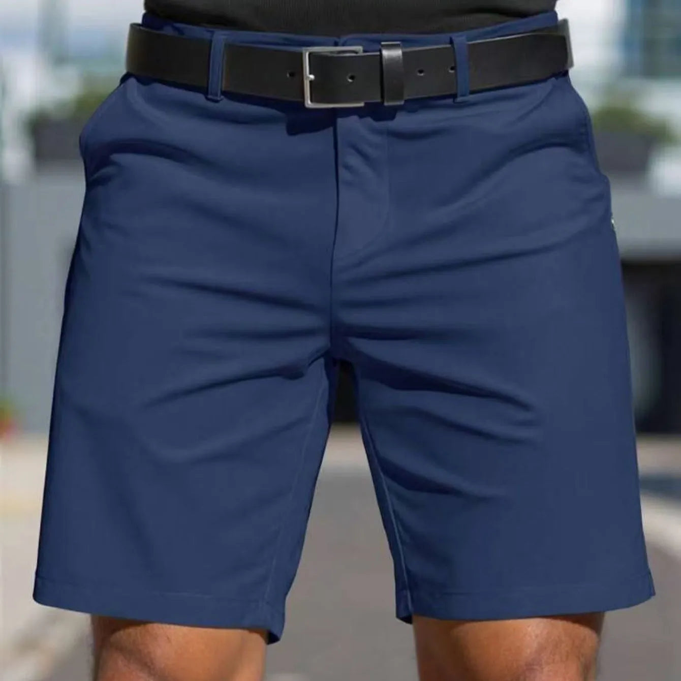 Men's solid colour fifth pants shorts with straight leg design in polyester fabric