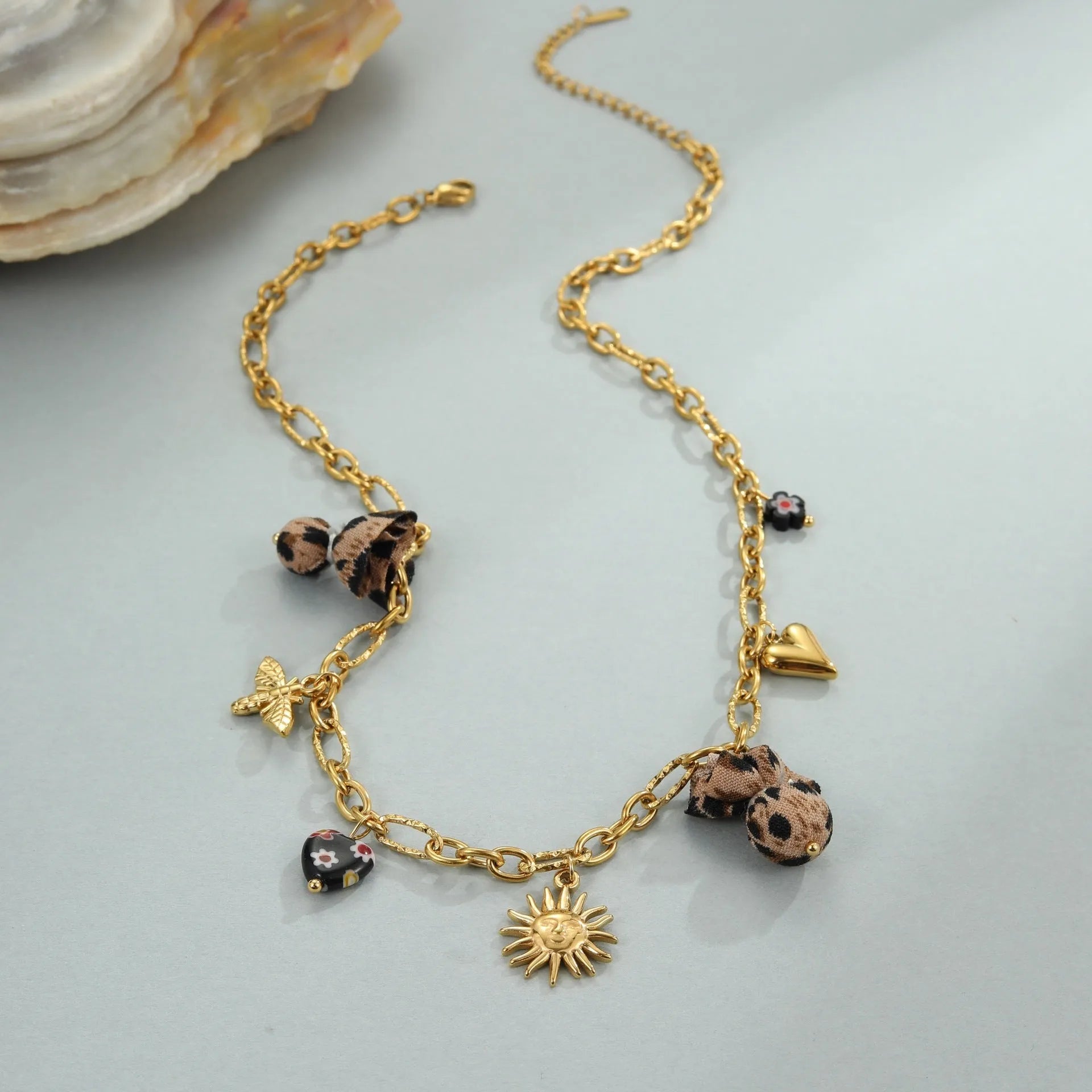 Women's stainless steel necklace with leopard pendant, heart and flower details, adjustable 41-50cm length