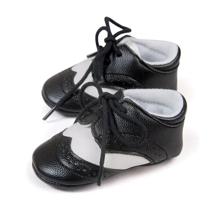 Vintage style baby boys soft sole walking shoes in synthetic leather.