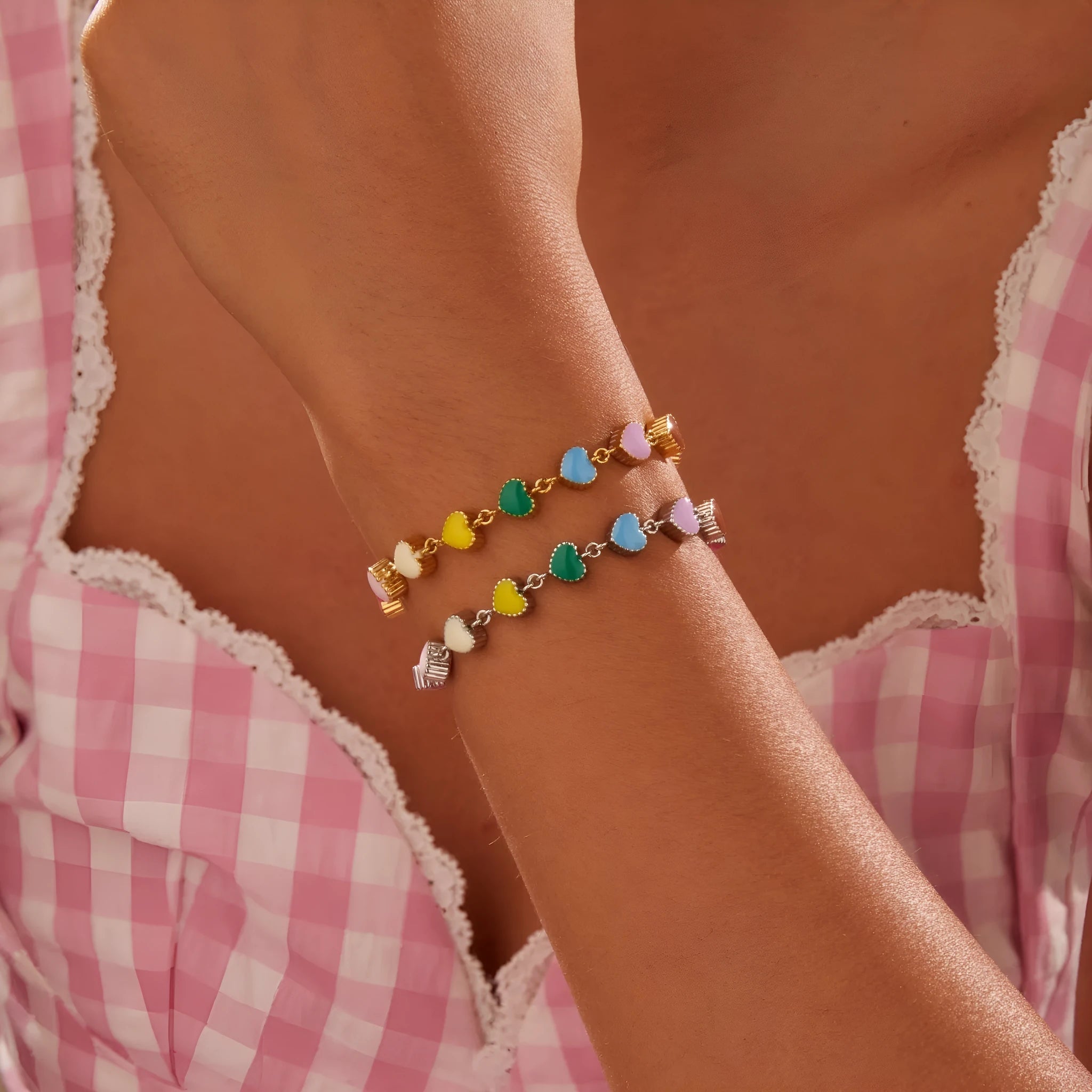 Gold or steel coloured women's bracelet with heart-shaped titanium steel pendant on stainless steel band