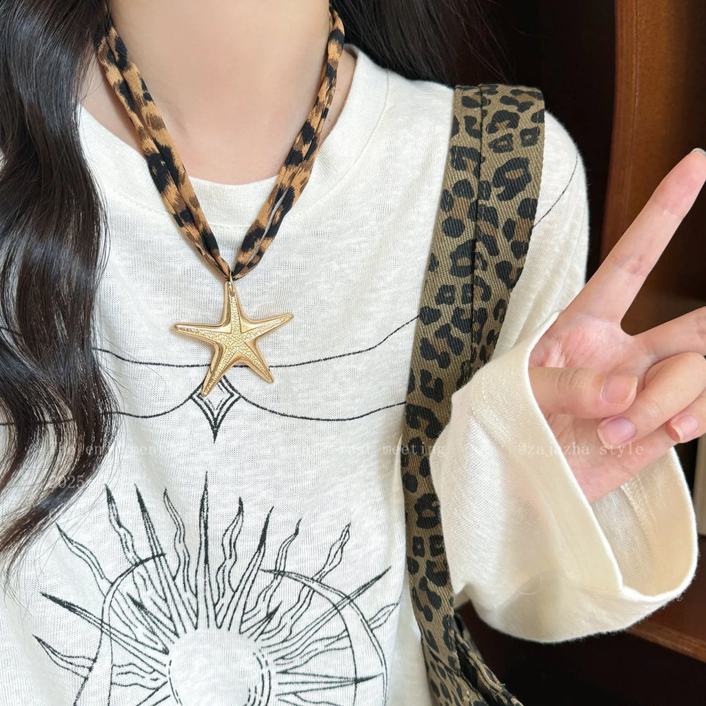 Acrylic retro starfish love necklace with Maillard brown leopard pattern and electroplated finish