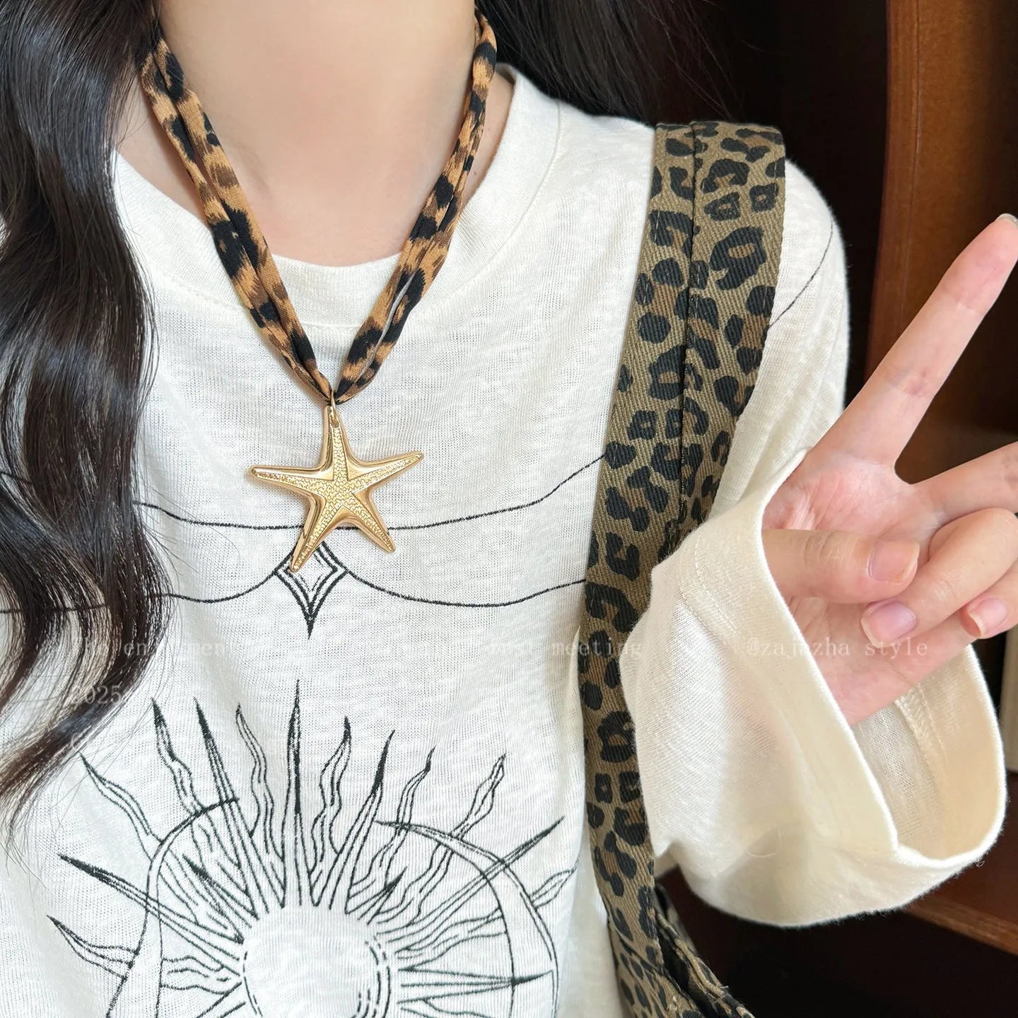 Acrylic retro starfish love necklace with Maillard brown leopard pattern and electroplated finish
