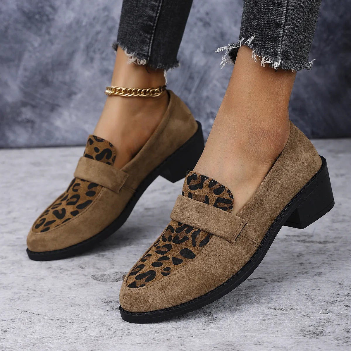Leopard print slip-on suede pumps with pointed toe and chunky rubber sole in pink colour