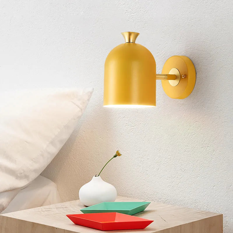 Single-head aluminium LED wall lamp with mirror front panel in bedroom setting