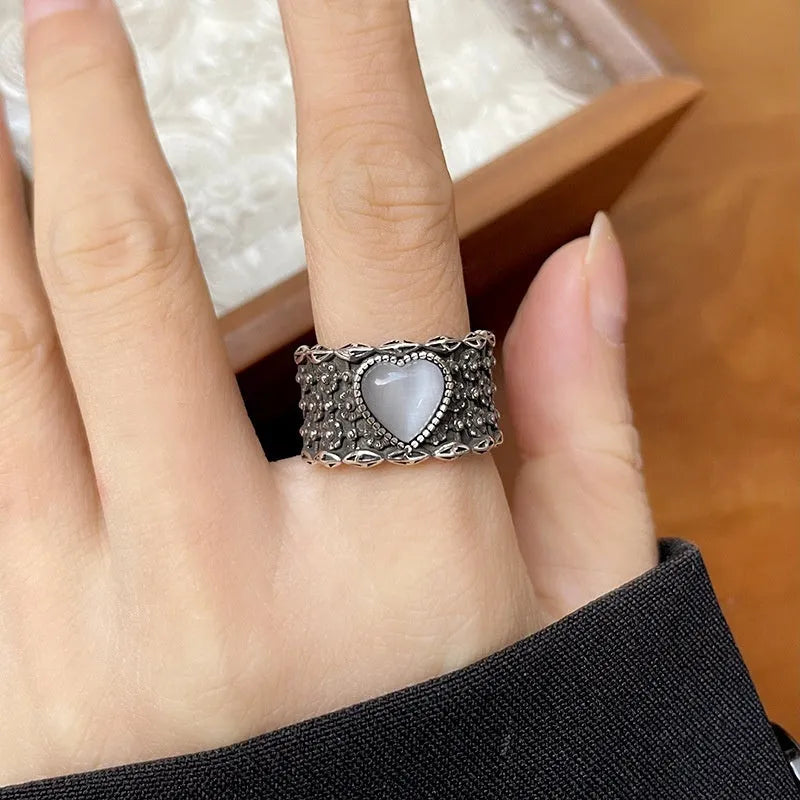Retro wide-faced adjustable heart-shaped ring in white copper plated silver