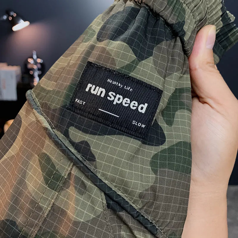 Men's camouflage cargo shorts in cotton blend fabric with loose fit and quick-drying properties