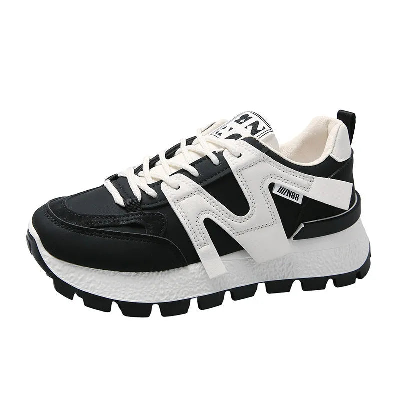 Women's low-top running sneaker in artificial PU with rubber sole and front lace-up design