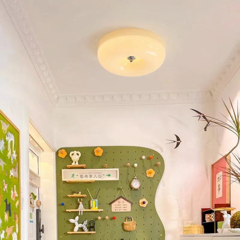 Cream-coloured American-style bedroom ceiling light with three-colour lighting options