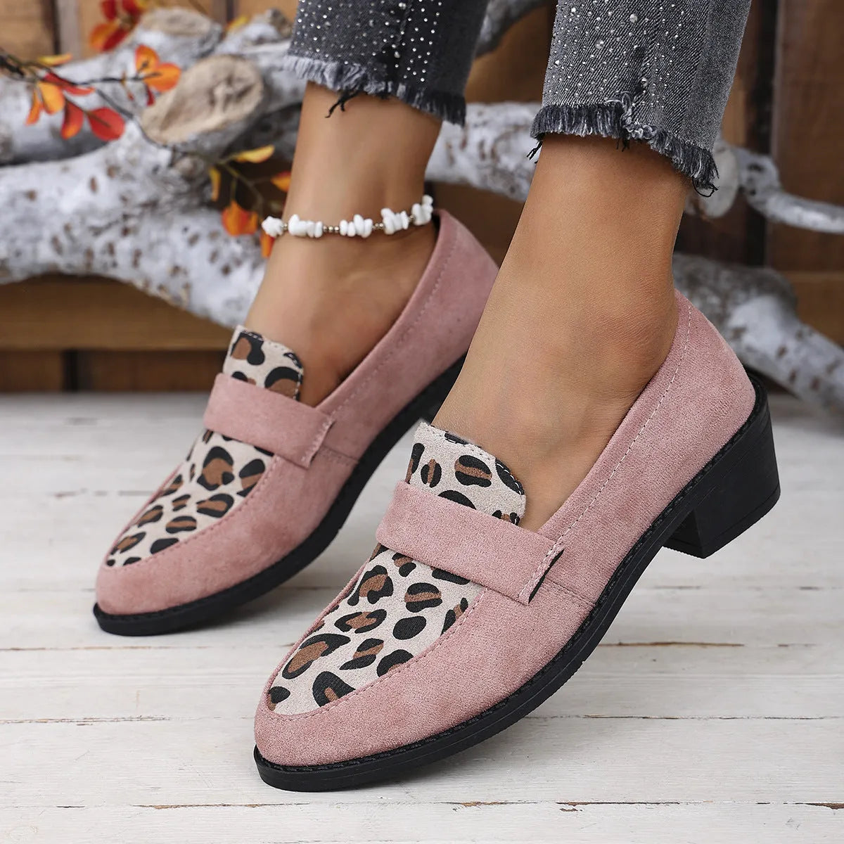 Leopard print slip-on suede pumps with pointed toe and chunky rubber sole in pink colour