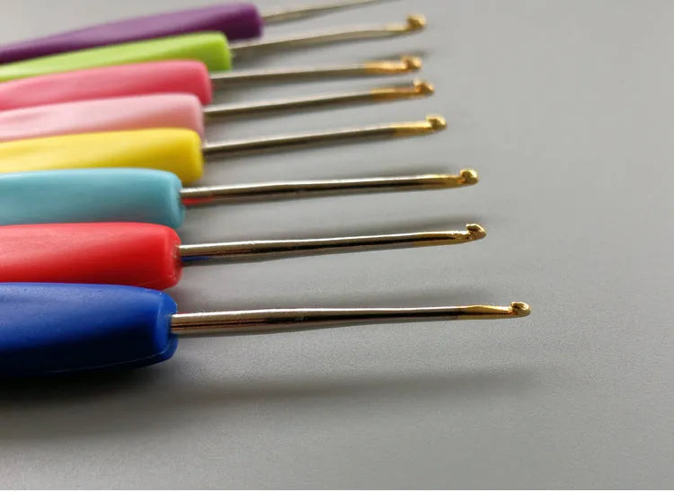 Complete 16-piece crochet hook set showing thick ABS handles and thin polyethylene handles in PU storage bag