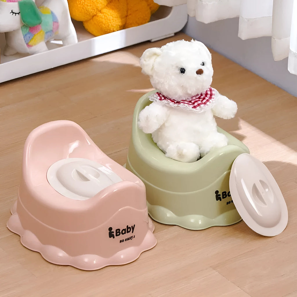 Children's small portable thickened toilet in green with lid, made of PP plastic, front view