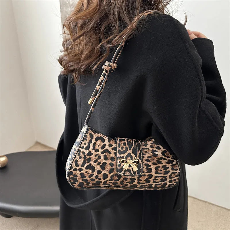 Casual women's handbag in PU leather with sandwich pocket design and large capacity