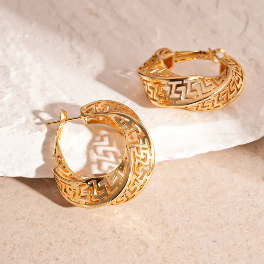 Geometric women's hollow stud earrings with twisted round design in gold or silver finish