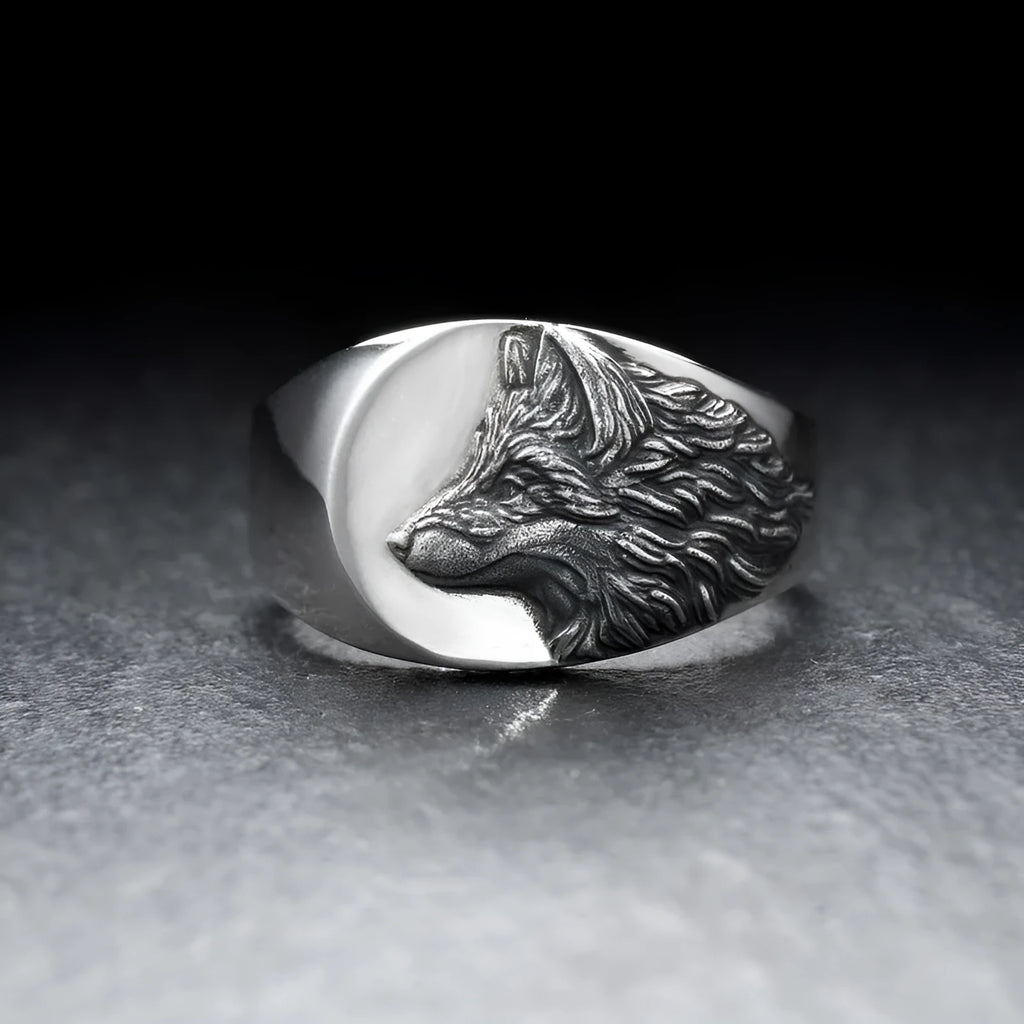Silver alloy men's ring with a geometric domineering wolf design on a grey background