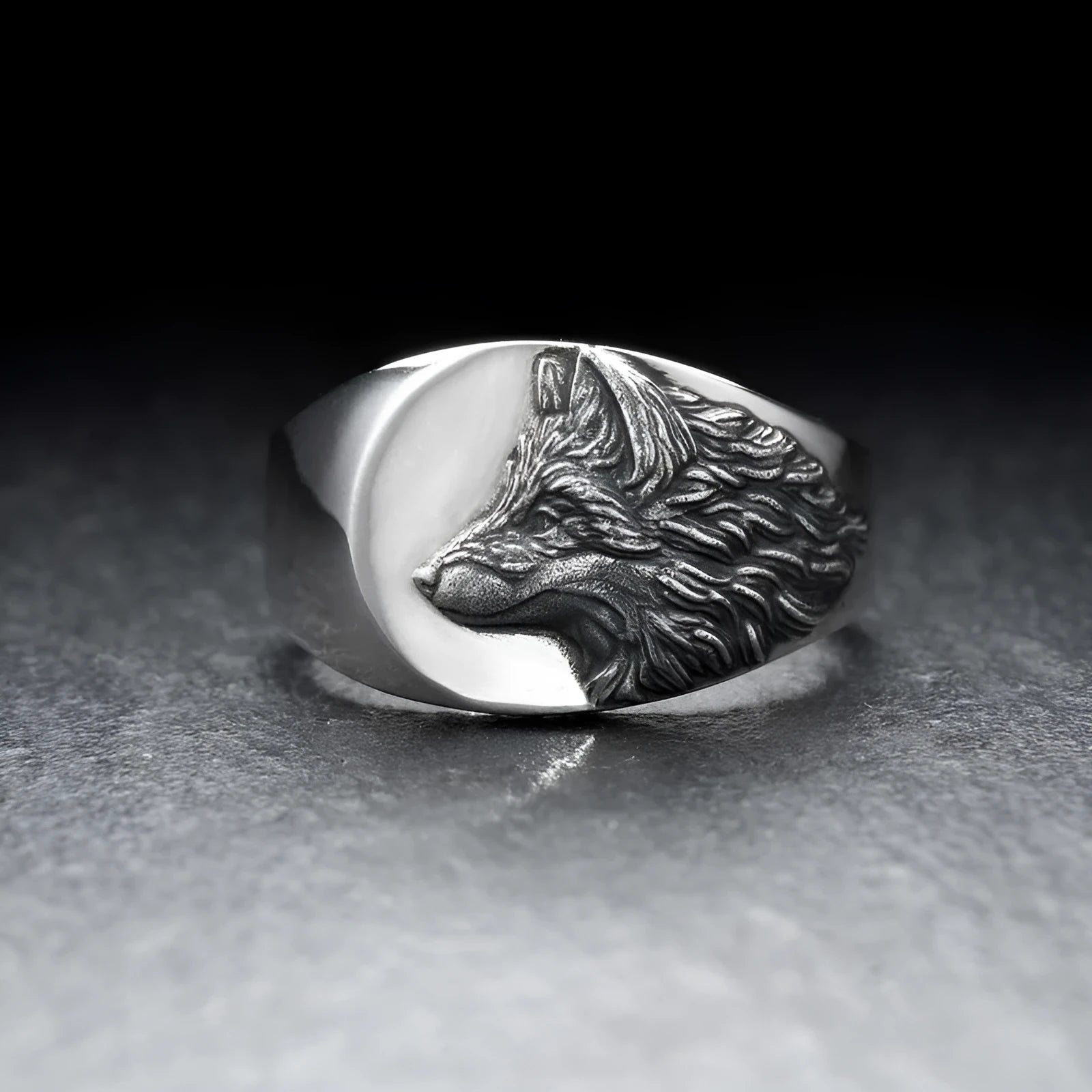 Silver alloy men's ring with a geometric domineering wolf design on a grey background