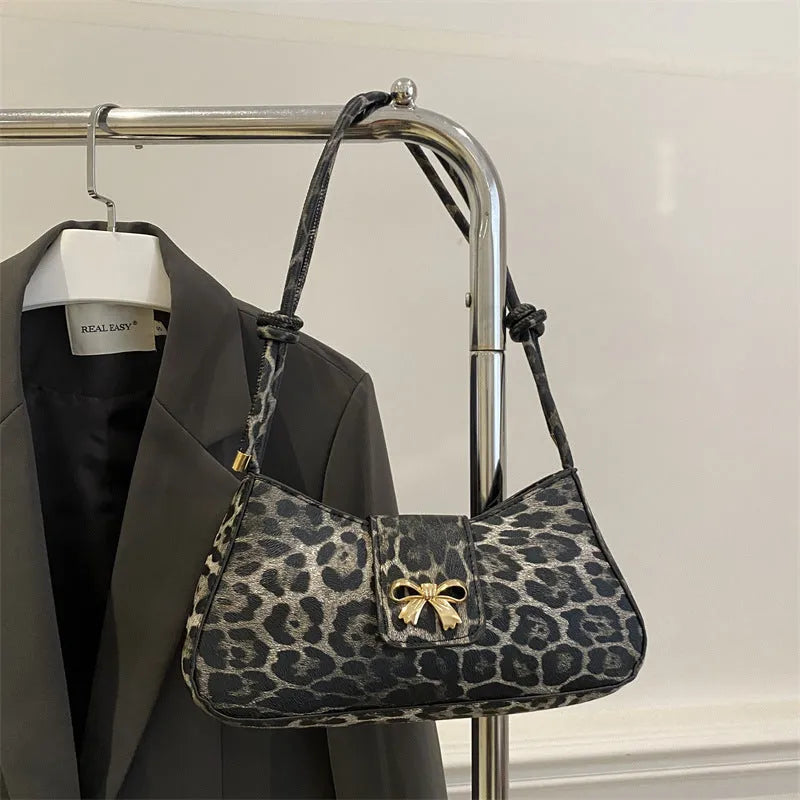 Casual women's handbag in PU leather with sandwich pocket design and large capacity