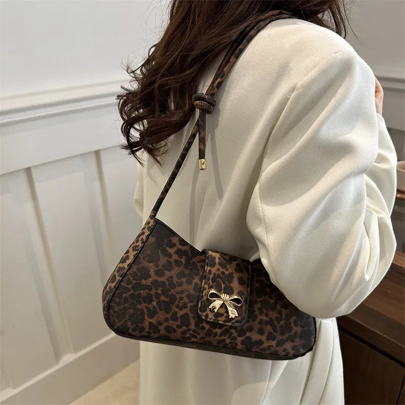 Casual women's handbag in PU leather with sandwich pocket design and large capacity