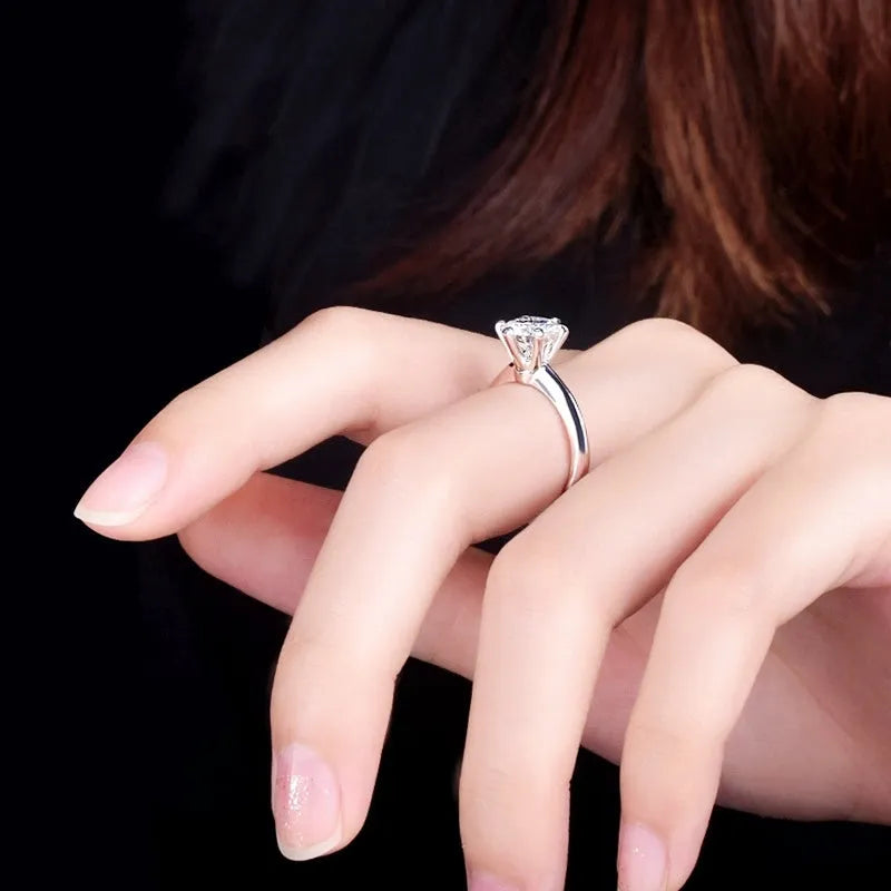 Six-claw white gold plated zircon ring geometric design on finger