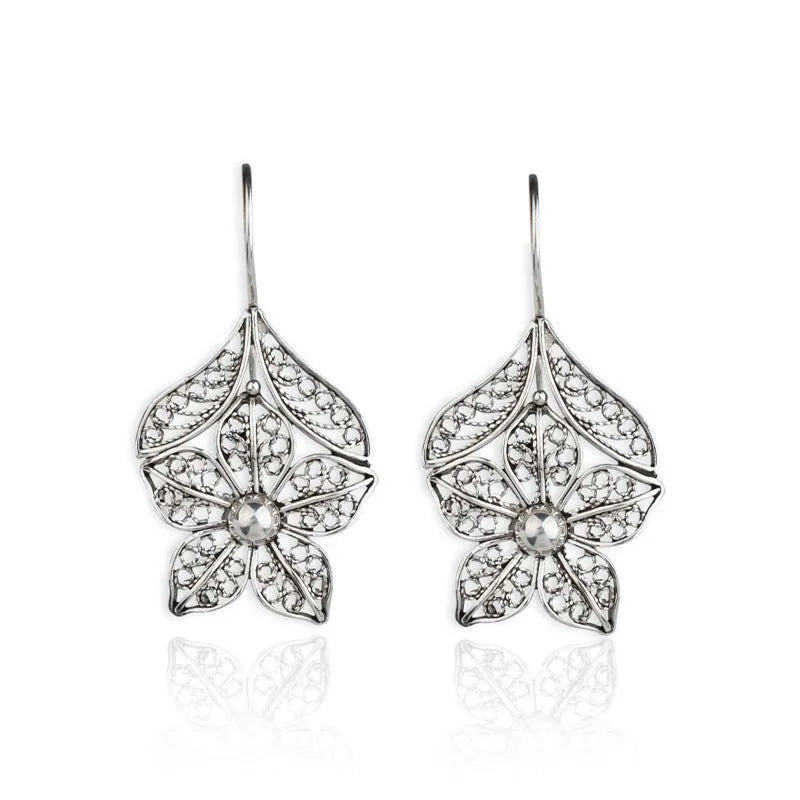 Women's retro simple hollow flower leaf-shaped earrings in silver alloy, a pair of drop earrings with hollow metal design