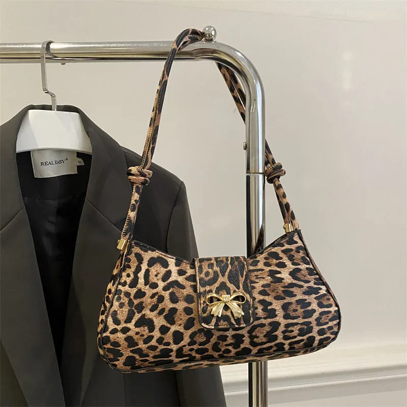 Casual women's handbag in PU leather with sandwich pocket design and large capacity