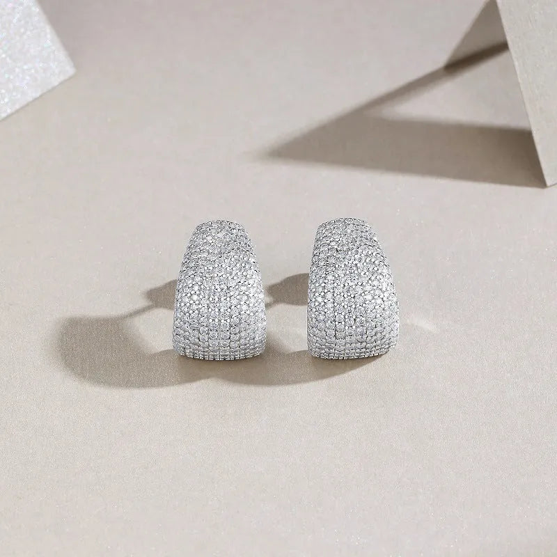 Geometric S925 sterling silver ear studs with d-e colour moissanite stones and alloy posts.