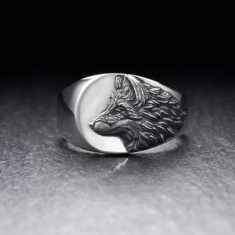 Silver alloy men's ring with a geometric domineering wolf design on a grey background