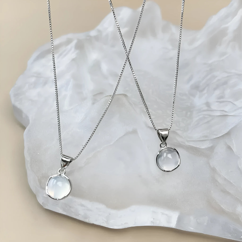 Korean-style women's necklace with geometric oval crystal pendant on adjustable box chain