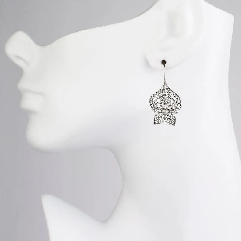 Women's retro simple hollow flower leaf-shaped earrings in silver alloy, a pair of drop earrings with hollow metal design