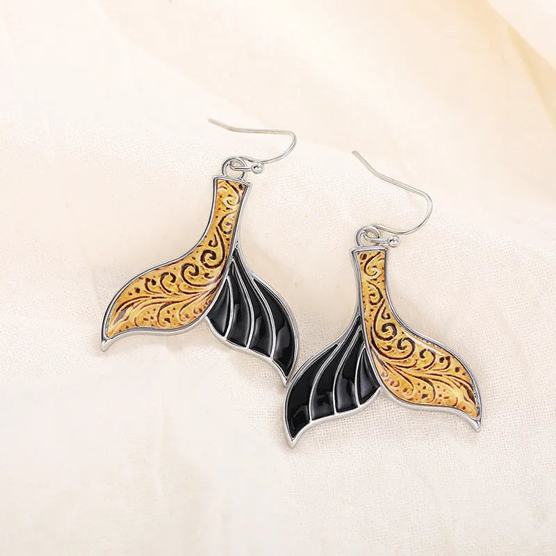 Women's fishtail earrings with whale motif in white gold colour retro style