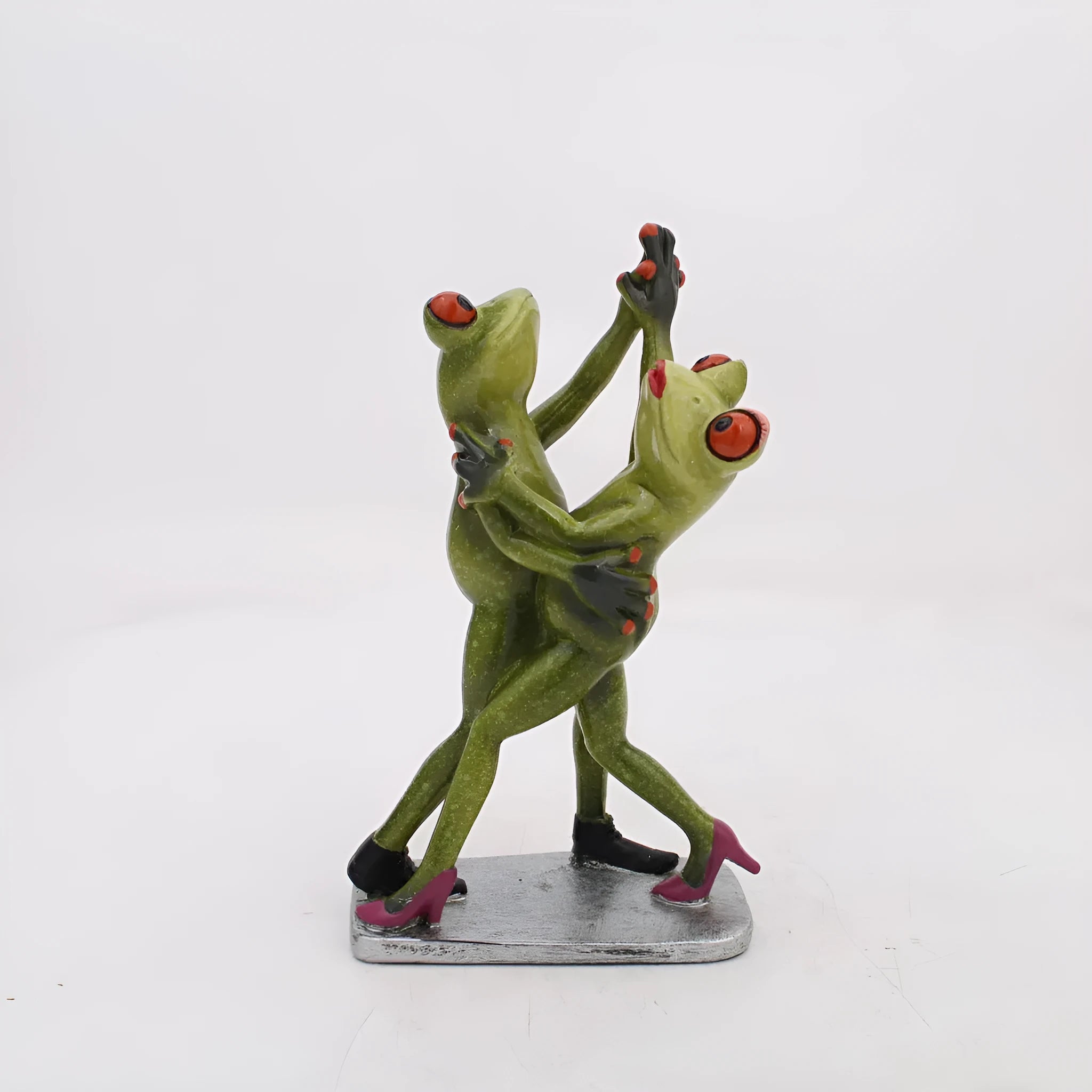 Realistic resin frog decorative ornament for home and garden display in pastoral style