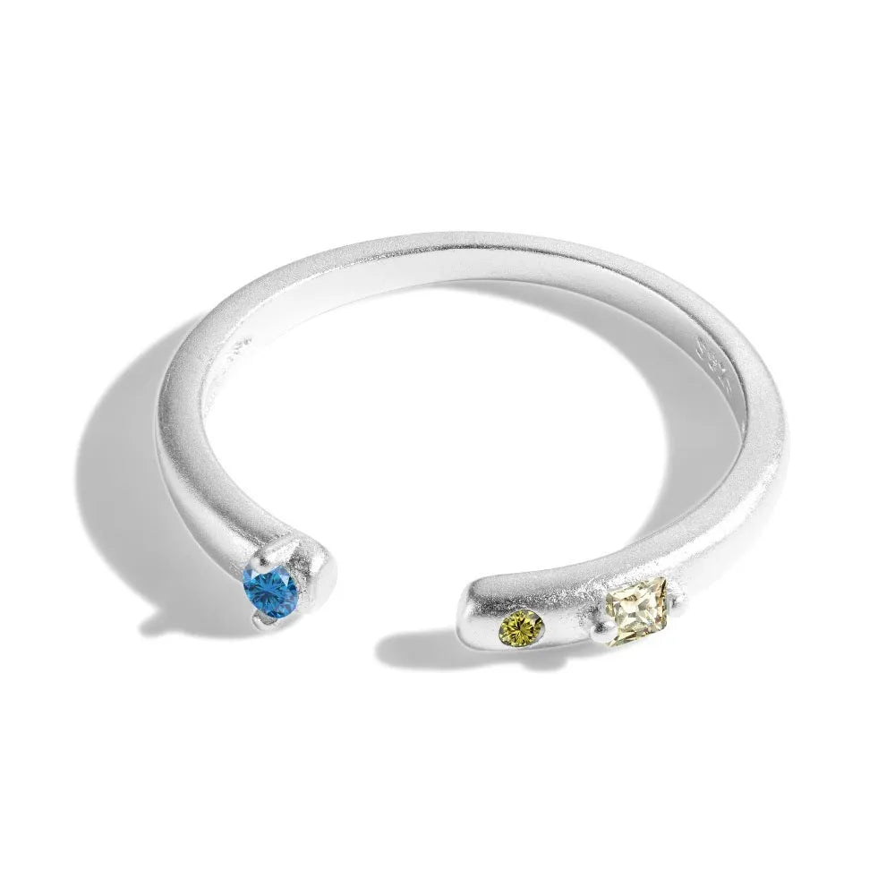 Silver S925 sterling silver geometric ring with round oval and quadrangle shapes on finger