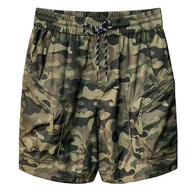 Men's camouflage cargo shorts in cotton blend fabric with loose fit and quick-drying properties