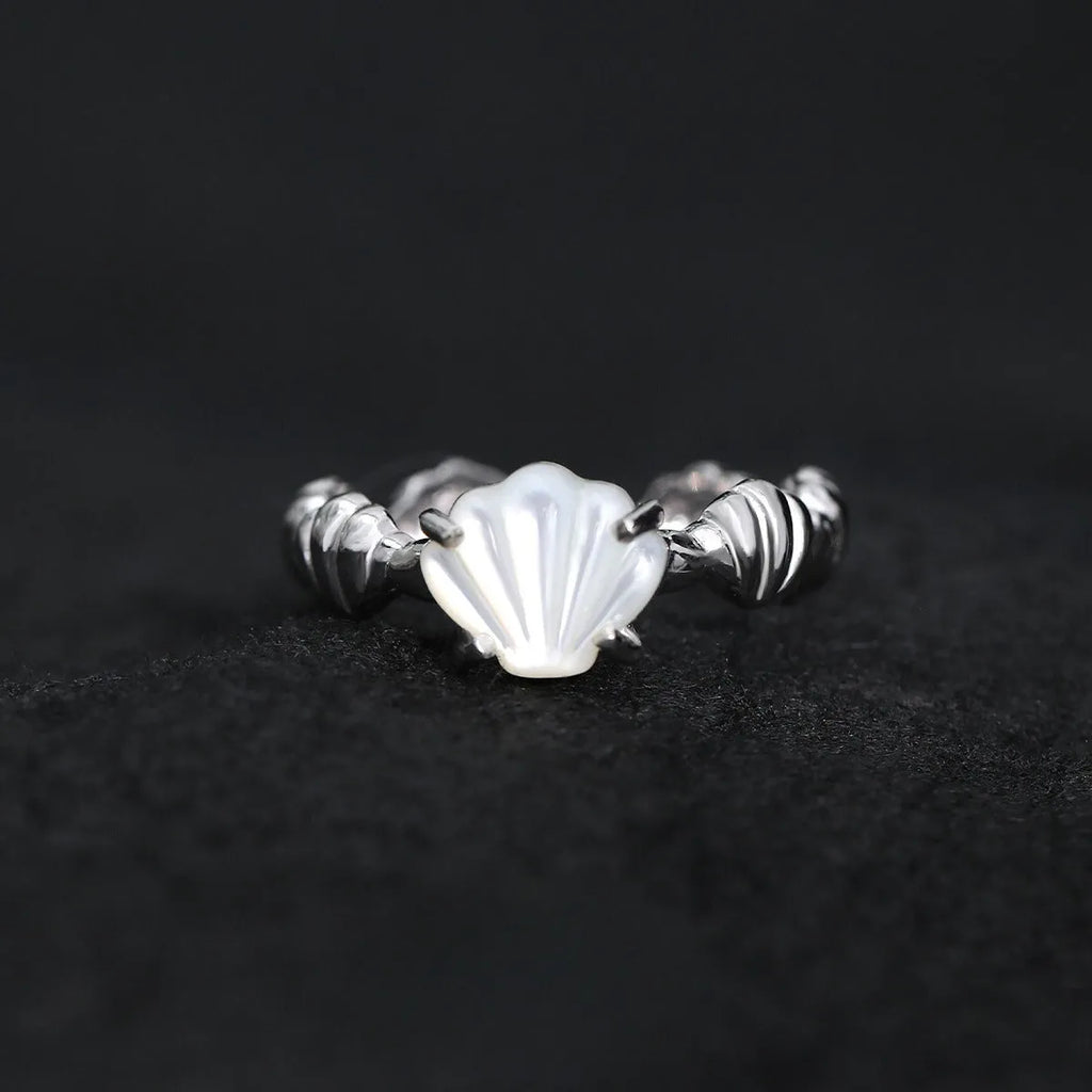 Women's adjustable silver ring with shell decoration and tiger eye stone in white gold finish
