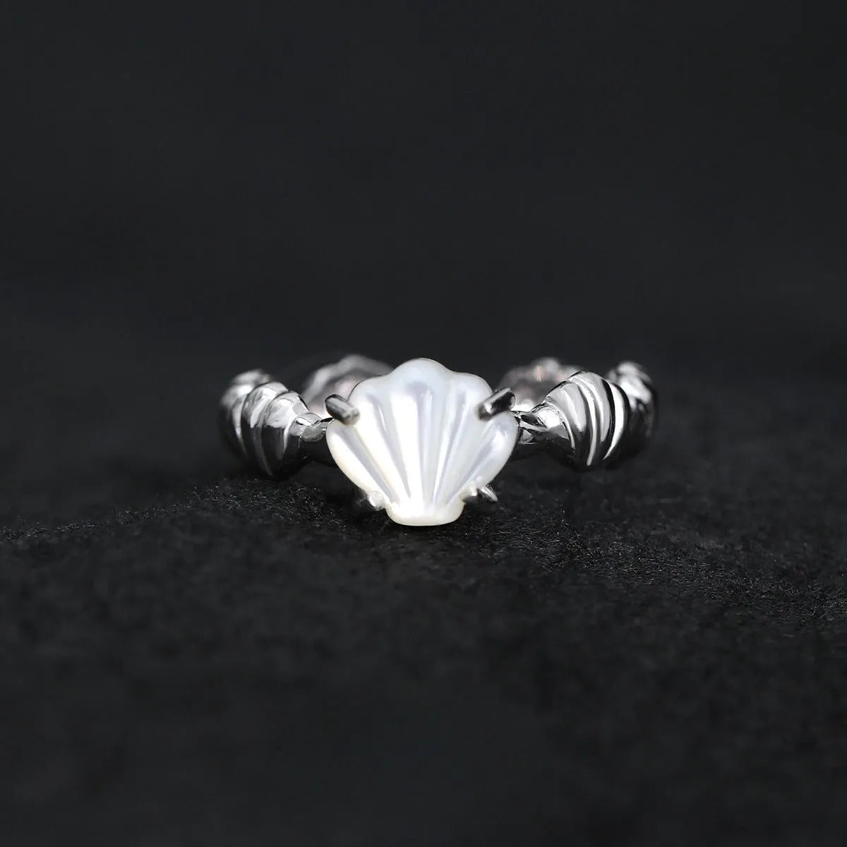 Women's adjustable silver ring with shell decoration and tiger eye stone in white gold finish